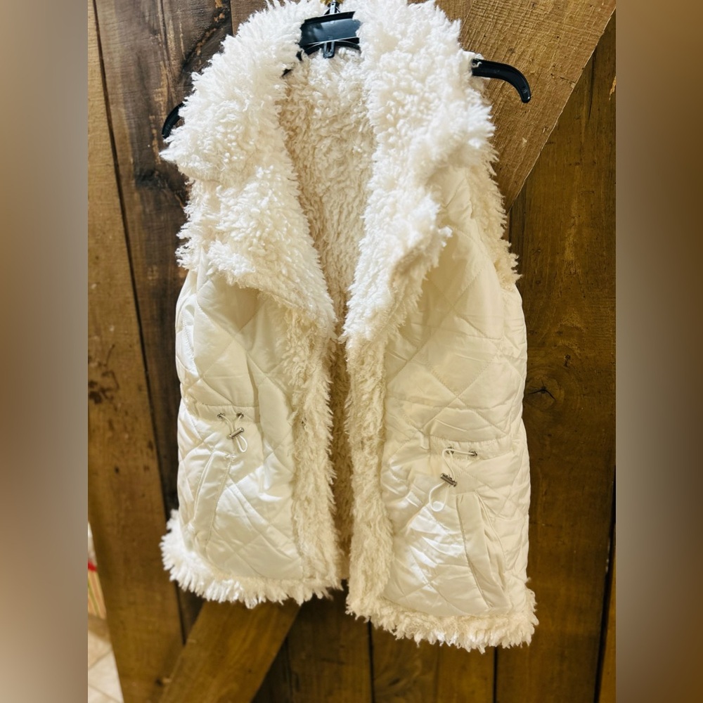 Reversible Faux fur white/creme vest